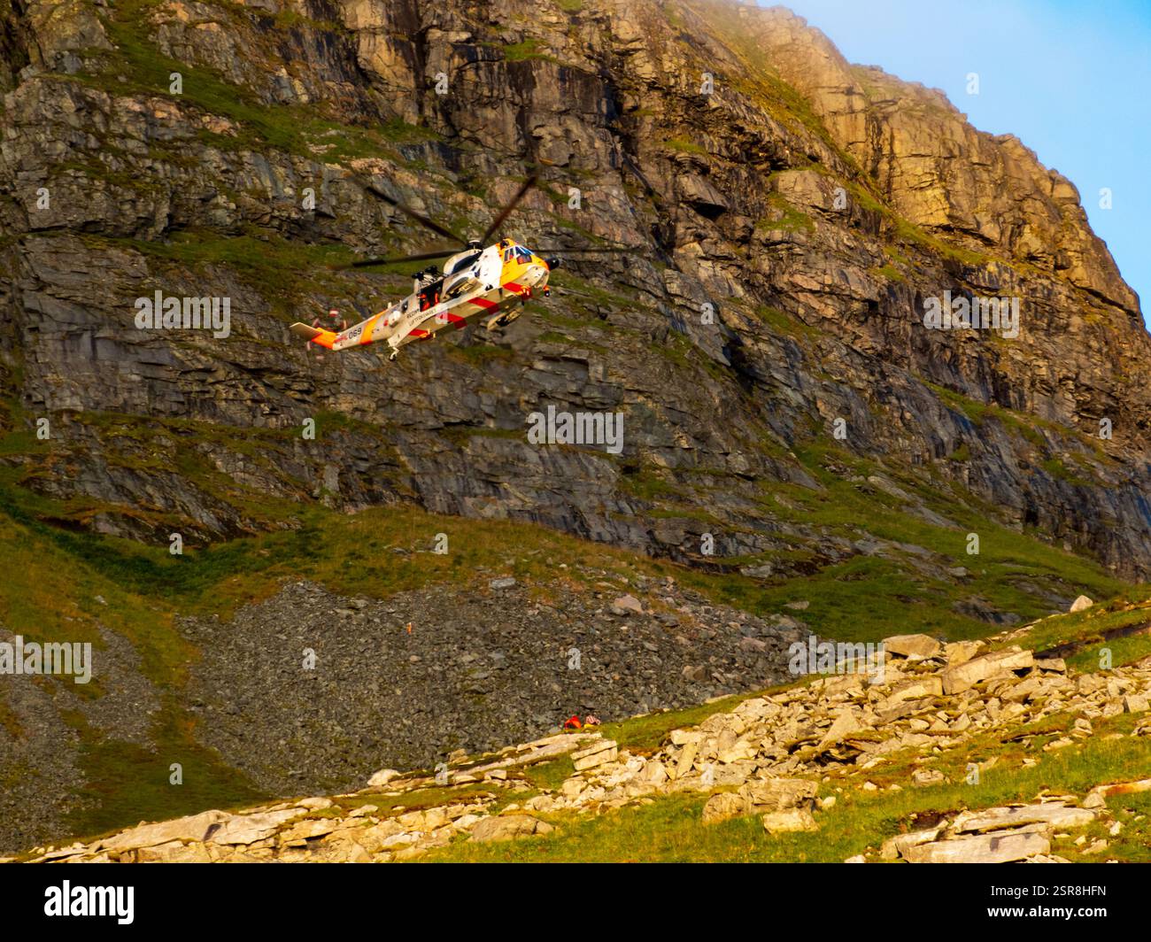 Îles Lofoten, Norvège - août 2019 : hélicoptère de sauvetage au-dessus du sentier jusqu'à la plage de Kvalvika dans les îles Lofoten, dans le nord de la Norvège. Europe du Nord. Banque D'Images