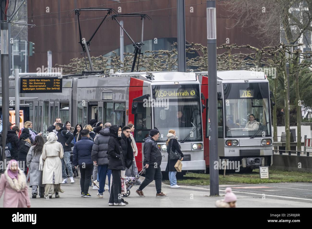 Arrêt de tram complet Schadowstrasse, temps de pluie, Duesseldorf, Rhénanie du Nord-Westphalie, Allemagne, Europe Banque D'Images Arrêt de tram complet Schadowstrasse, temps de pluie, Duesseldorf, Rhénanie du Nord-Westphalie, Allemagne, Europe Banque D'Images