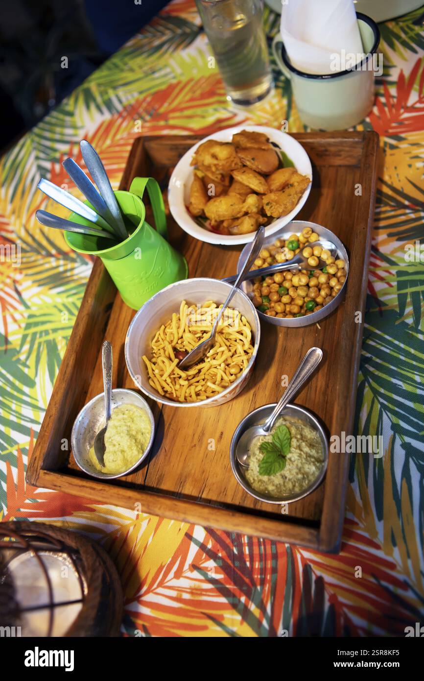 Plats créoles sur une table à la table d'hôte, Moka, quartier Moka, Maurice, Afrique Banque D'Images