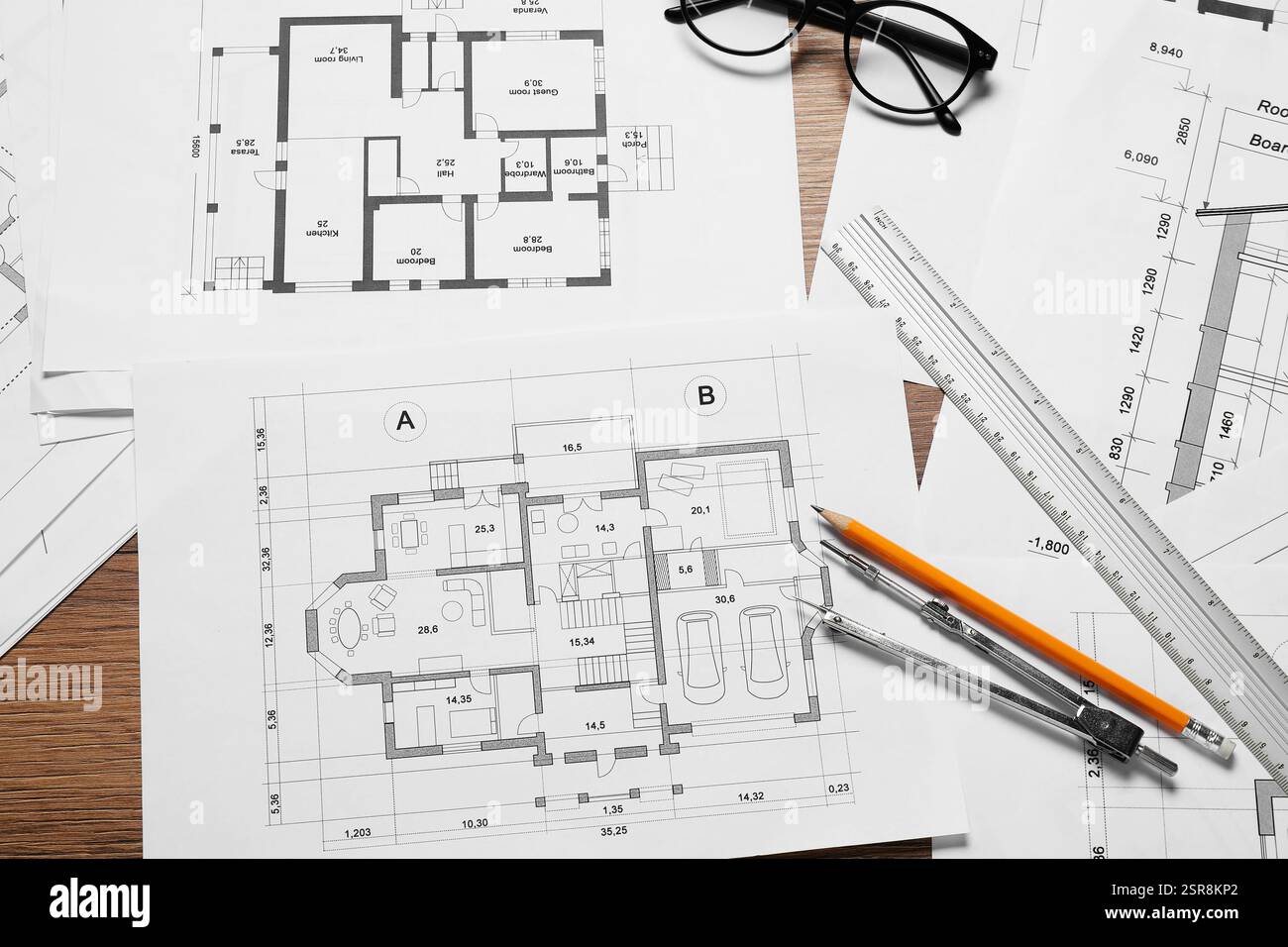 Différents dessins architecturaux, crayon, règle, verres et séparateur sur table en bois, pose à plat Banque D'Images