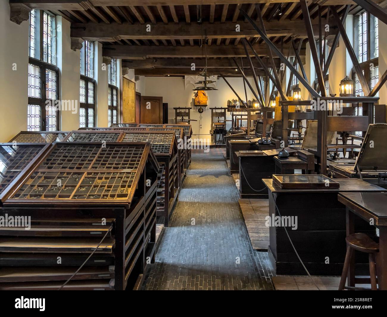 La salle d'impression du musée Plantin-Moretus à Anvers, en Belgique, contient les deux plus anciennes presses d'imprimerie du monde fabriquées vers 1600 Banque D'Images