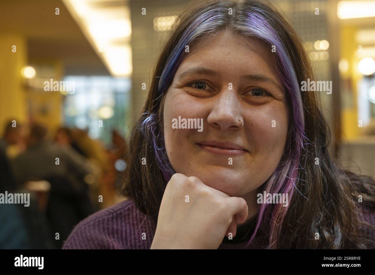 Portrait d'une jeune femme souriante aux cheveux colorés et piercing au nez, Bavière, Allemagne, Europe Banque D'Images