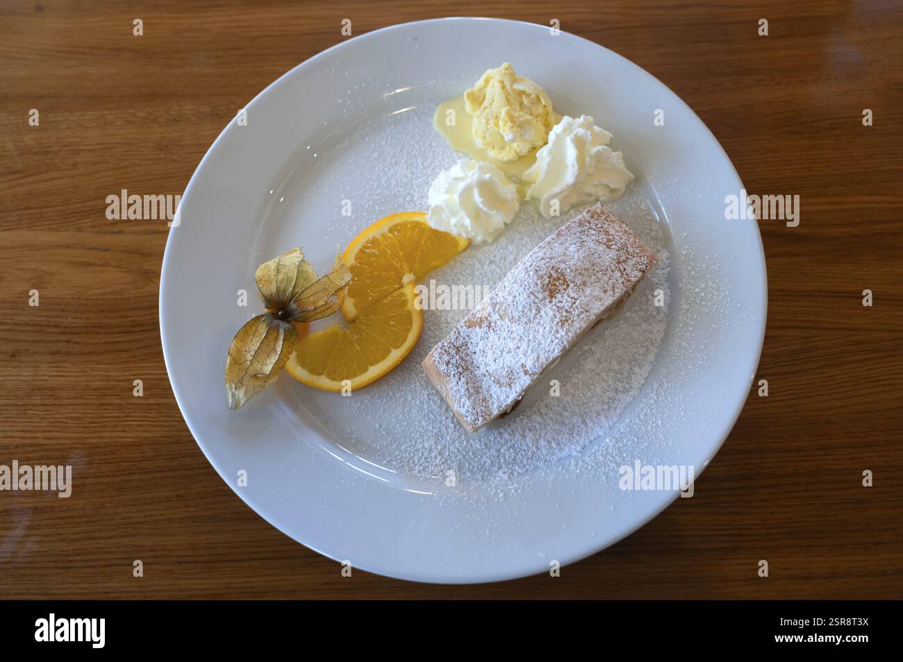 Strudel de pomme avec crème glacée et crème fouettée, décoré de tranches d'orange et d'une baie de capstache, Bavière, Allemagne, Europe Banque D'Images