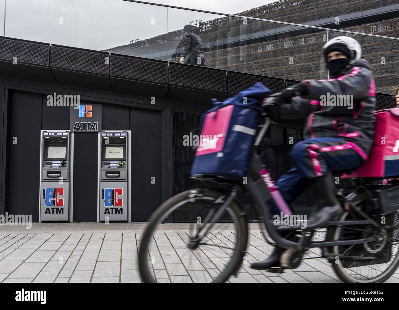 Distributeurs automatiques de billets, guichet automatique, retirer de l'argent avec des cartes de débit ou de crédit, dans le centre-ville de Duesseldorf, Rhénanie du Nord-Westphal Banque D'Images