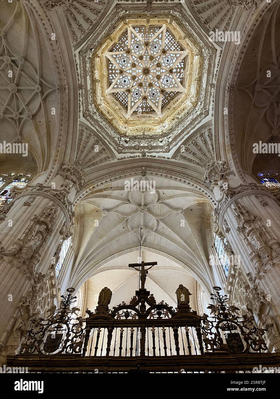 Voûte en forme d'étoile de la chapelle des constables et du crucifix dans la cathédrale de Burgos, Espagne - Image de stock capturée avec un smartphone