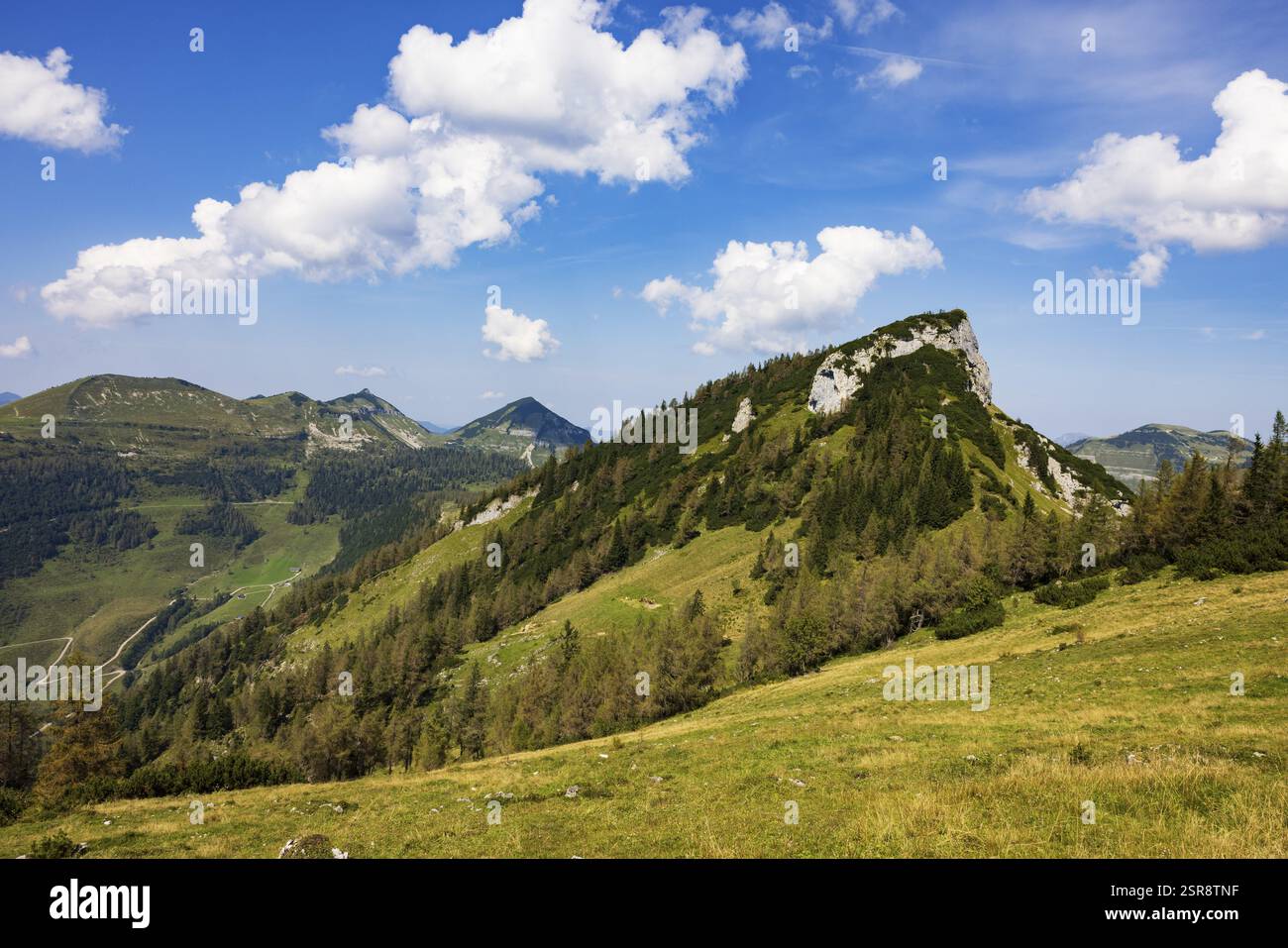 Au sommet du Hochbuehel avec vue sur le Hochwieskopf, groupe d'Osterhorn, Salzkammergut, province de Salzbourg, Autriche, Europe Banque D'Images