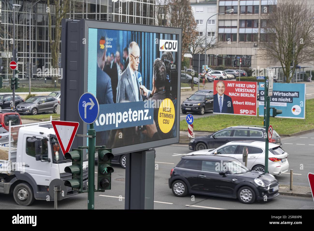 Panneau d'affichage numérique avec publicité électorale CDU, derrière elle analogique, grandes affiches électorales imprimées, sur Alfred Strasse à Essen, Rhénanie-du-Nord-Westphali Banque D'Images Panneau d'affichage numérique avec publicité électorale CDU, derrière elle analogique, grandes affiches électorales imprimées, sur Alfred Strasse à Essen, Rhénanie-du-Nord-Westphali Banque D'Images