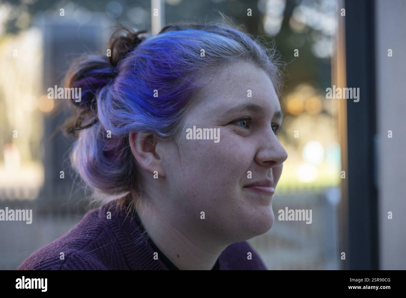 Portrait d'une jeune femme souriante aux cheveux colorés et piercing au nez, Bavière, Allemagne, Europe Banque D'Images