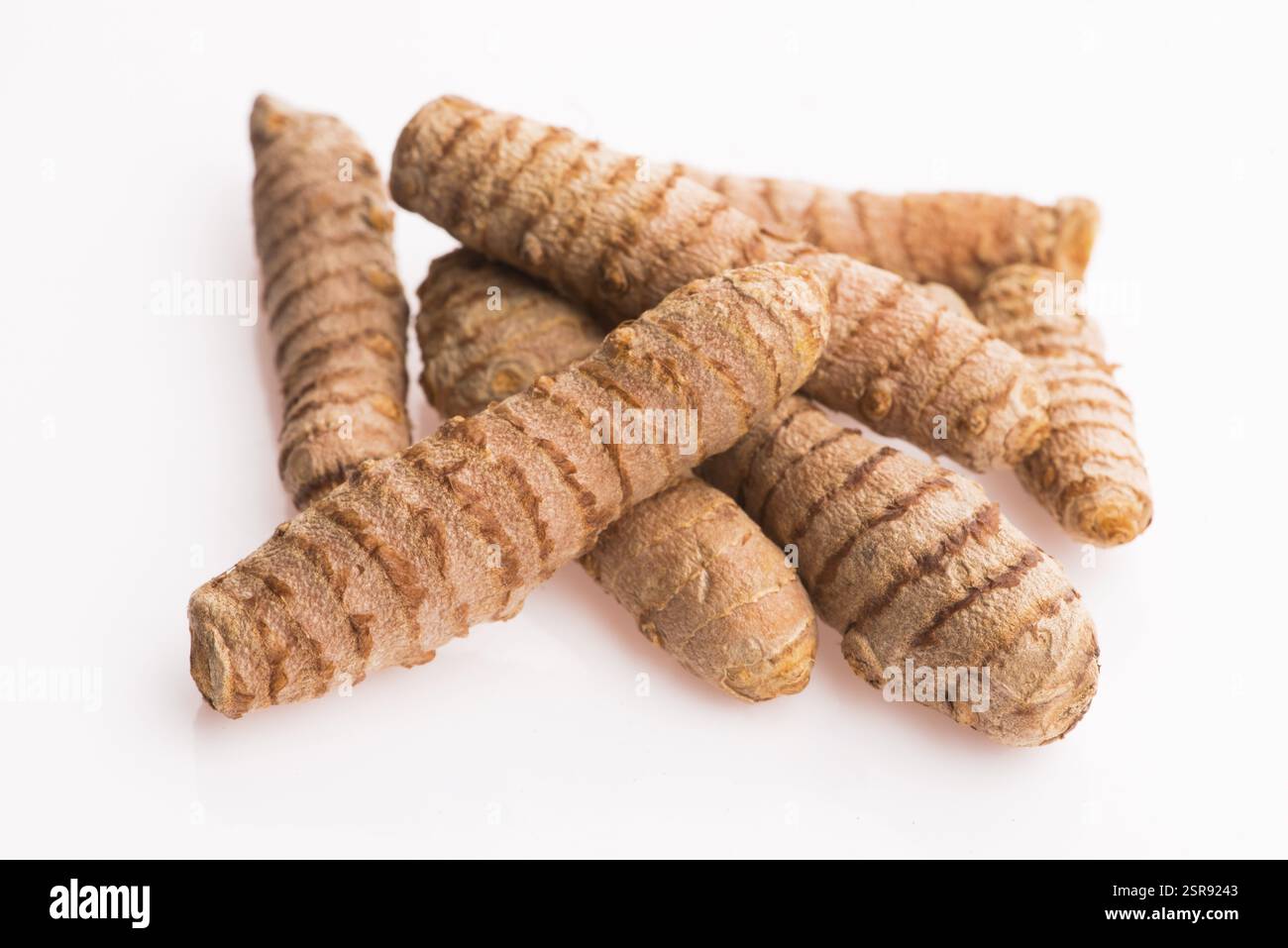Curcuma tubercules entiers kurkuma, curcuma. Épices orientales, tubercules entiers de curcuma kurkuma, curcuma. Épices orientales Banque D'Images