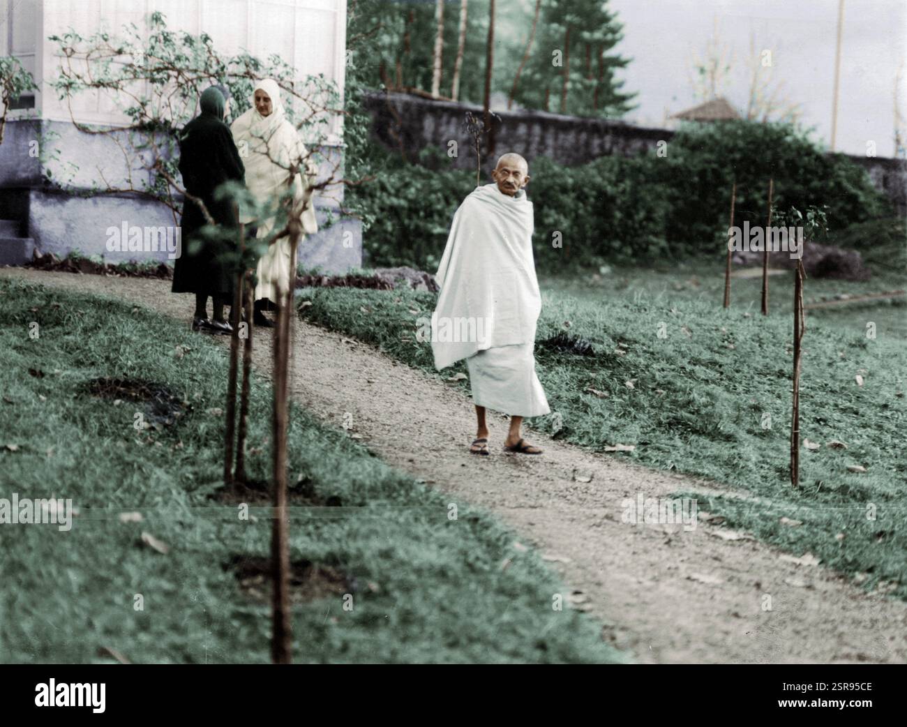 Mahatma Gandhi marchant avec Mirabehn à Villeneuve Montreux, Suisse, 9 décembre 1931, Europe Banque D'Images