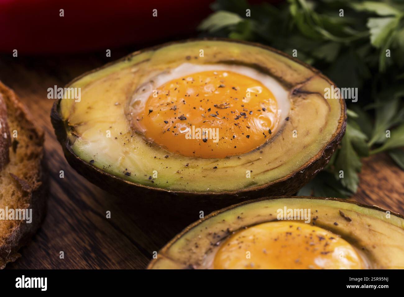 Oeufs bio faits maison cuit dans avocat avec sel et poivre Banque D'Images