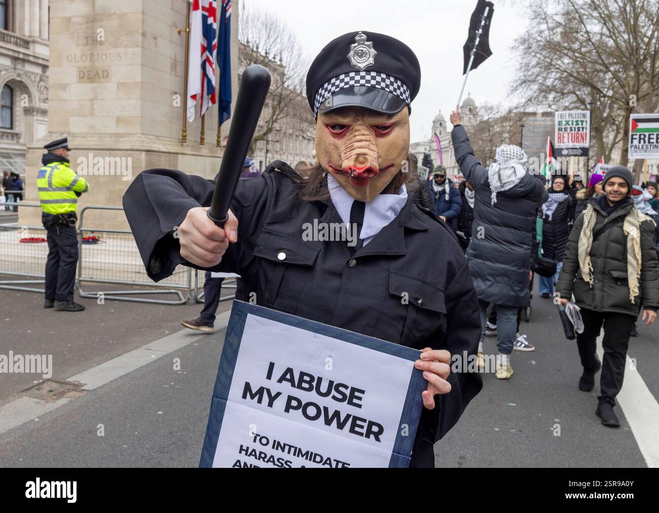 Personne habillée en cochon disant que la police abusait de son pouvoir. La dernière Marche nationale pour la Palestine à Londres, qui commence à Whitehall et se dirige vers l’ambassade des États-Unis. La manifestation souligne que le cessez-le-feu est fragile et que la Cisjordanie est attaquée. Et est une réponse au commentaire du président Trump selon lequel « nous nettoyons tout cela » en référence au peuple de Gaza, ce qui, selon eux, est un appel au nettoyage ethnique du territoire. La manifestation a été organisée par Stop the War, la Palestine Solidarity Campaign UK et les amis d'Al Aqsa et d'autres Banque D'Images