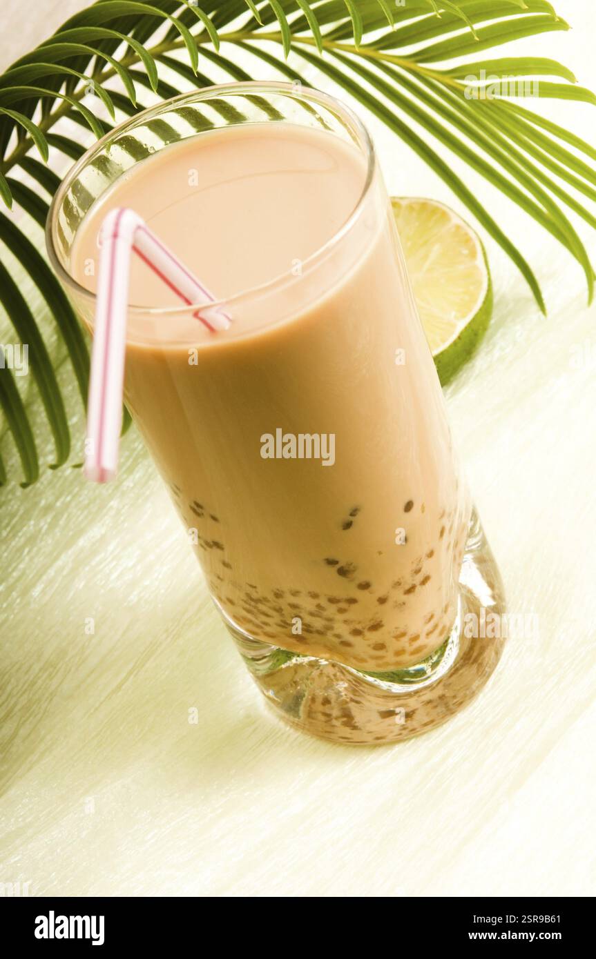 Boisson au lait perlé sur blanc. Thé mousseux, POLOGNE Banque D'Images