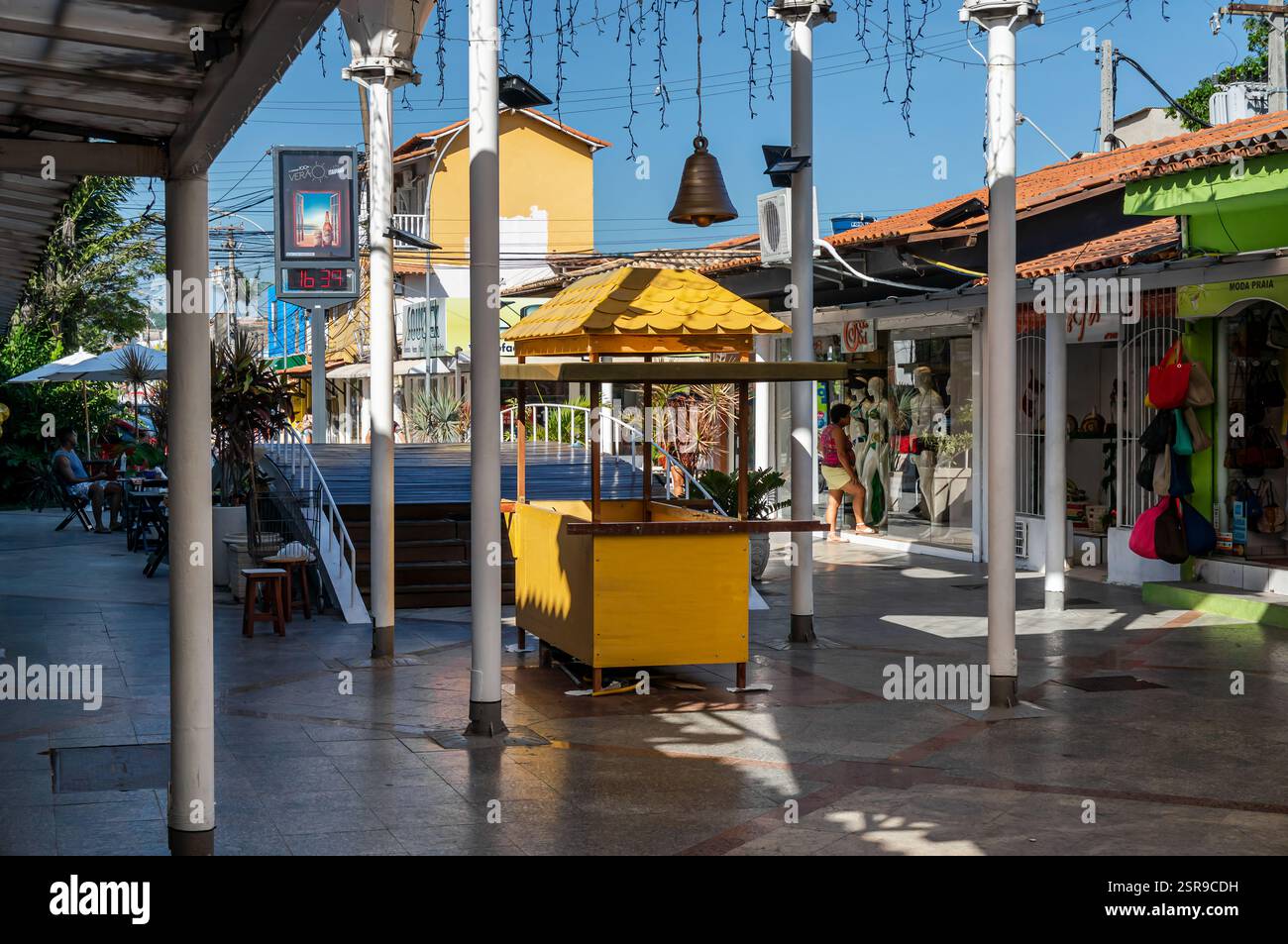 Couloir en plein air du centre commercial Rua dos Biquinis dans le quartier Gamboa avec des magasins de mode et des lumières décoratives sous l'après-midi d'été ensoleillé ciel bleu clair. Banque D'Images