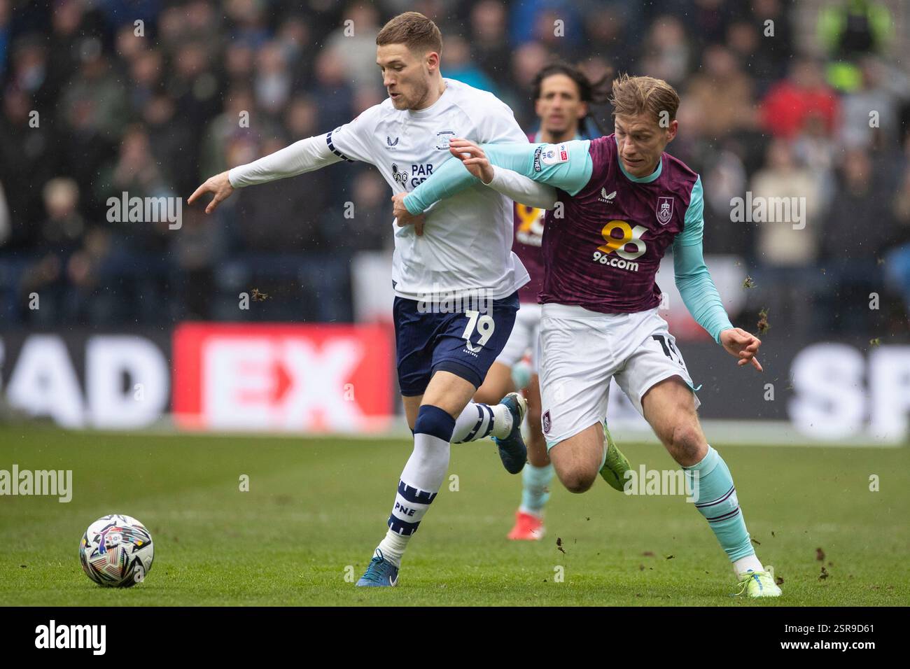 Lewis Gibson #19 de Preston North End F.C.attaqué par Zian Flemming #19 de Burnley FC lors du Sky Bet Championship match entre Preston North End et Burnley à Deepdale, Preston le samedi 15 février 2025. (Photo : Mike Morese | mi News) crédit : MI News & Sport /Alamy Live News Banque D'Images