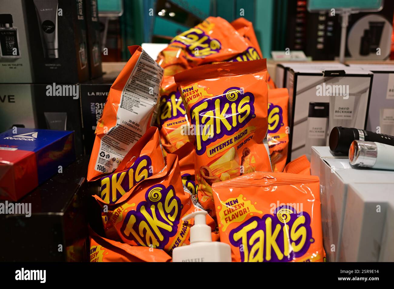 Helsingborg, Skåne, Suède. 14 février 2025. À l'intérieur du magasin « normal ». Chips tortilla Takis. Banque D'Images