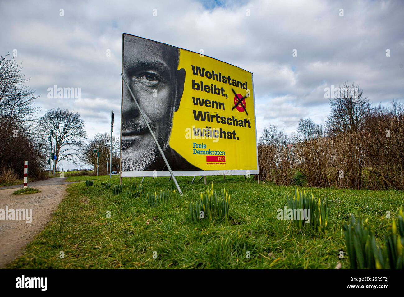 Wahlplakate zur Bundestagswahl AM 23. Februar 2025 sind in Pulheim NRW zu sehen. FDP Christian Lindner Wohlstand bleibt, Wenn Wirtschaft wächst Wahlplakat *** affiches électorales pour l'élection du Bundestag le 23 février 2025 peuvent être vues dans Pulheim NRW FDP Christian Lindner affiche électorale la prospérité reste quand l'économie croît Banque D'Images