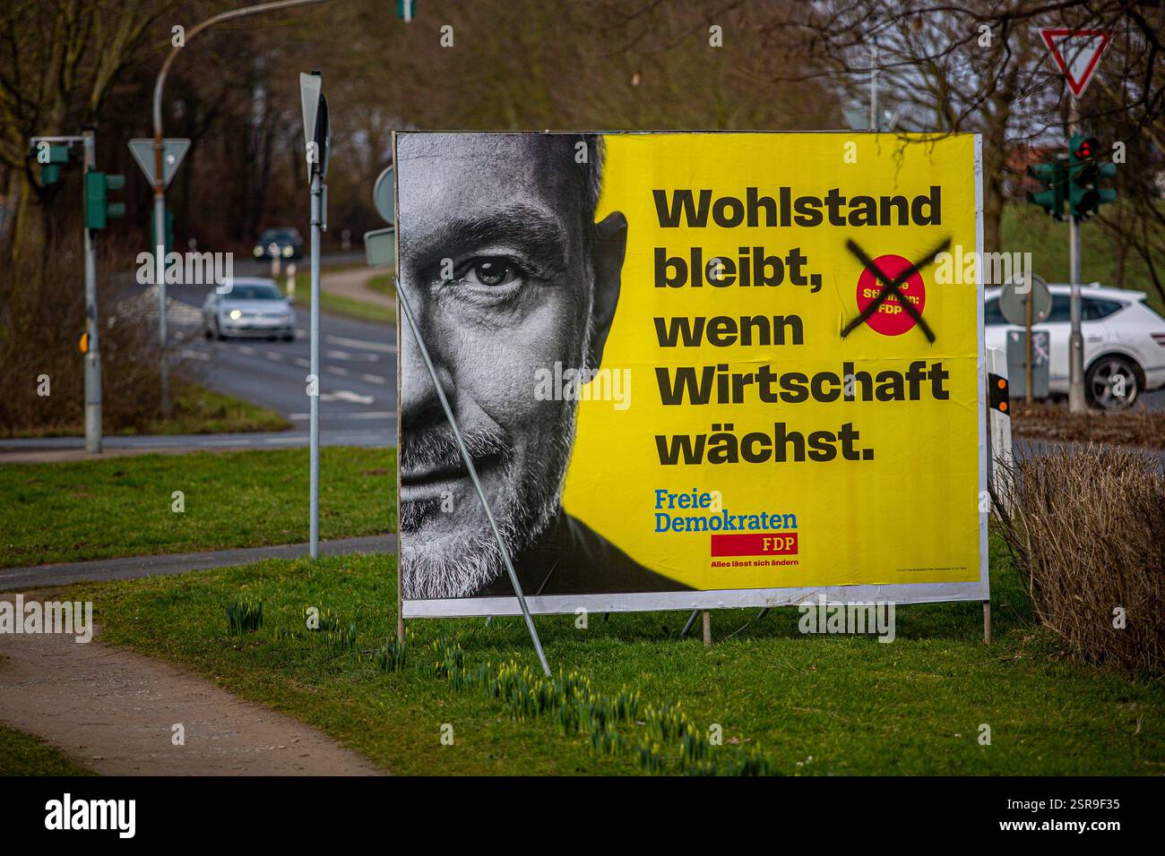 Wahlplakate zur Bundestagswahl AM 23. Februar 2025 sind in Pulheim NRW zu sehen. FDP Christian Lindner Wohlstand bleibt, Wenn Wirtschaft wächst Wahlplakat *** affiches électorales pour l'élection du Bundestag le 23 février 2025 peuvent être vues dans Pulheim NRW FDP Christian Lindner affiche électorale la prospérité reste quand l'économie croît Banque D'Images