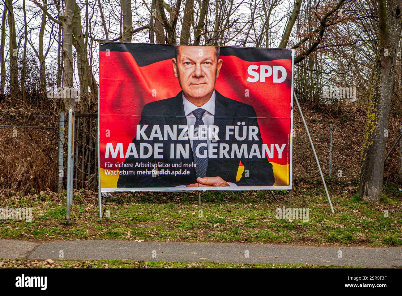 Wahlplakate zur Bundestagswahl AM 23. Februar 2025 sind in Pulheim NRW zu sehen. SPD Olaf Scholz Kanzler für Made in germany Wahlplakat *** les affiches électorales pour l'élection du Bundestag le 23 février 2025 peuvent être vues dans Pulheim NRW SPD Olaf Scholz Chancelier pour Made in germany affiche électorale Banque D'Images