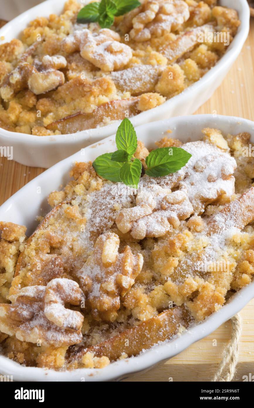 Gâteau streusel Noix Apple Banque D'Images