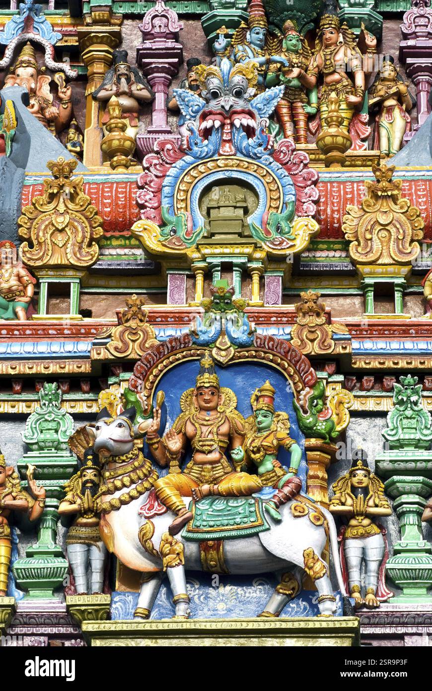 Statues de shiva parvati sur le rishabh au temple sri meenakshi, Madurai, Tamil Nadu, Inde août-2009 Banque D'Images