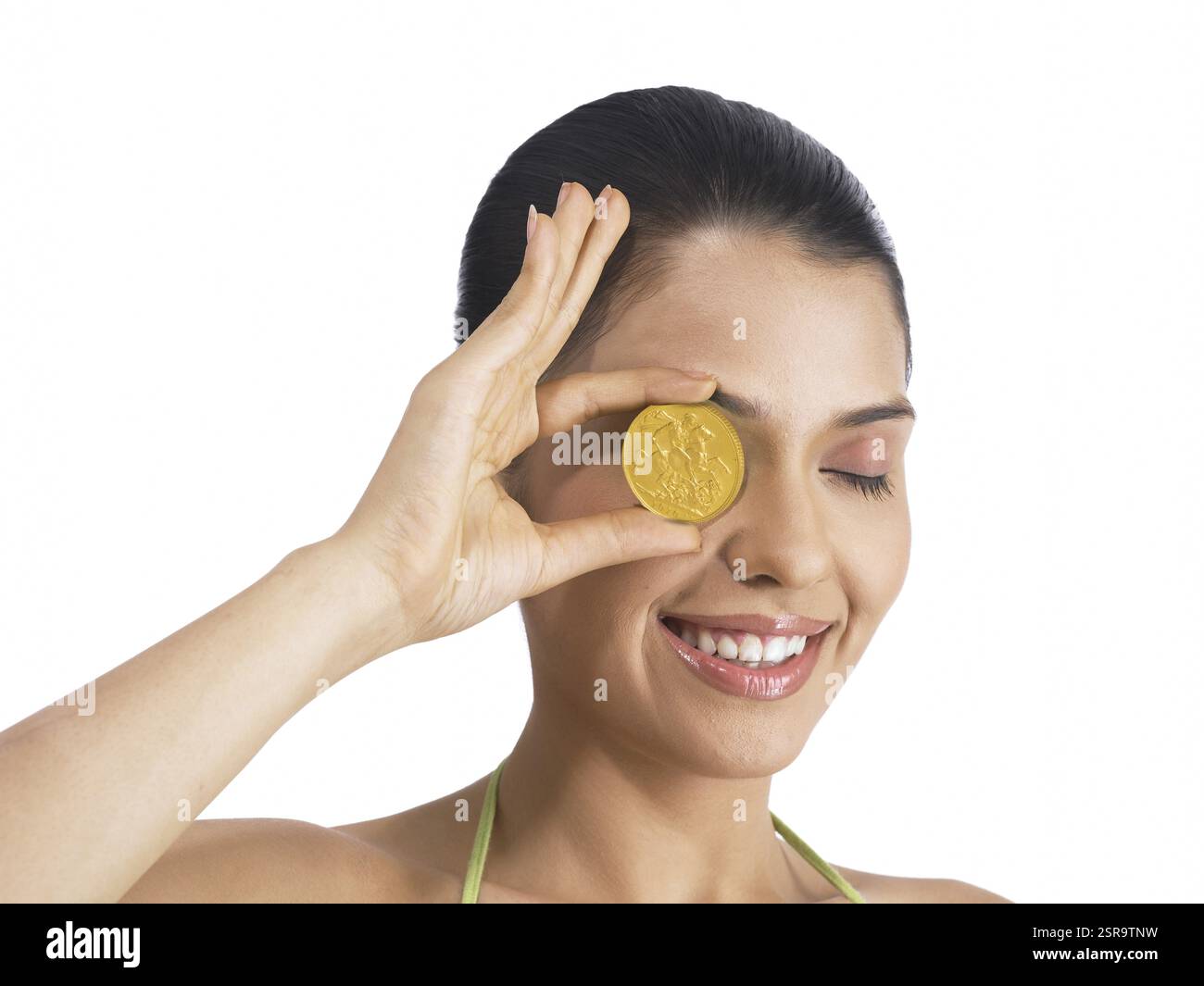 Girl holding monnaie d'or en avant des yeux MR Banque D'Images