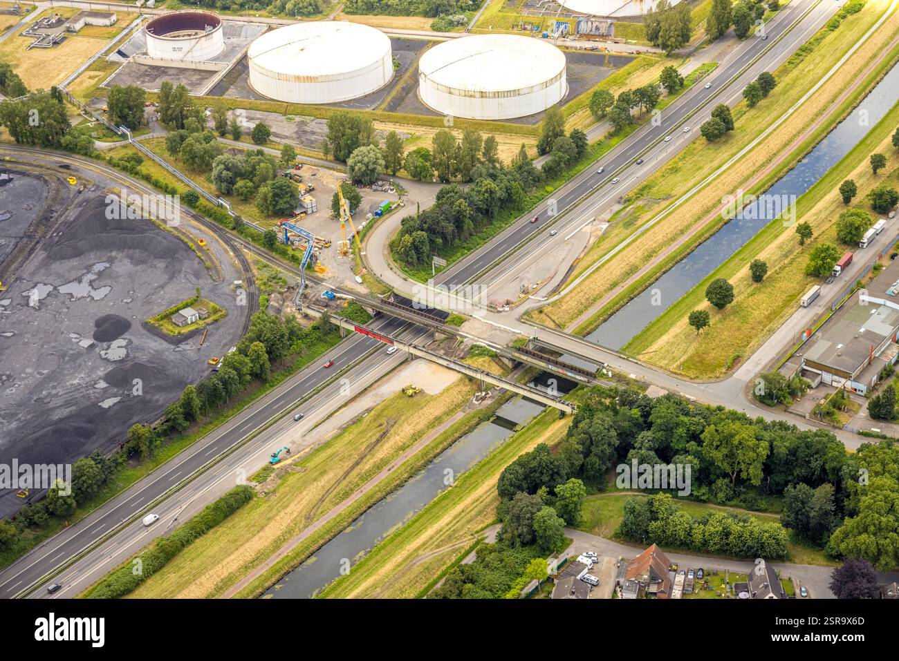 Vue aérienne, parc de chars au port central, chantier de construction d'une nouvelle route d'accès à l'autoroute A42 Emscher, pont Lichtenhorst et rivière Emscher Banque D'Images