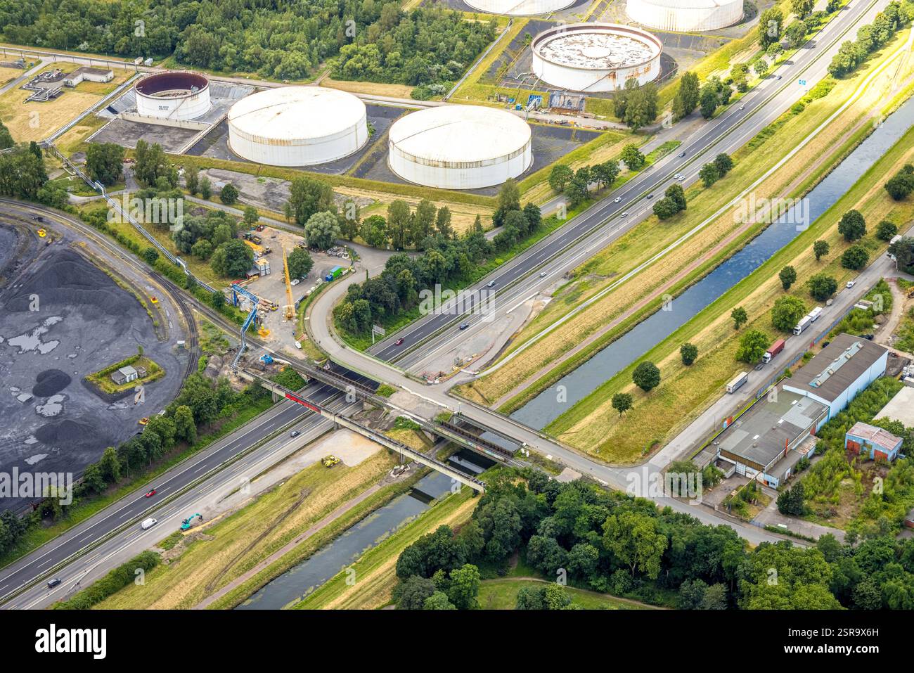 Vue aérienne, parc de chars au port central, chantier de construction d'une nouvelle route d'accès à l'autoroute A42 Emscher, pont Lichtenhorst et rivière Emscher Banque D'Images