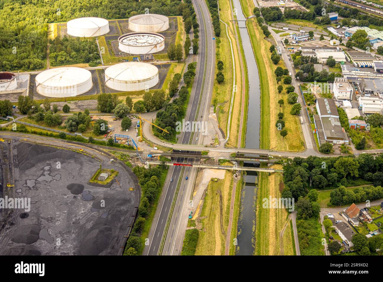 Vue aérienne, parc de chars au port central, chantier de construction d'une nouvelle route d'accès à l'autoroute A42 Emscher, pont Lichtenhorst et rivière Emscher Banque D'Images