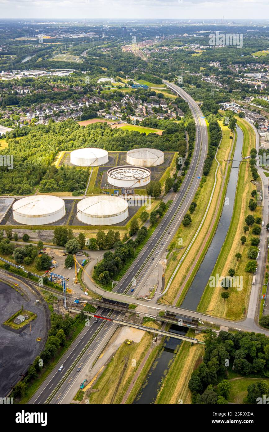 Vue aérienne, parc de chars au port central, chantier de construction d'une nouvelle route d'accès à l'autoroute A42 Emscher, pont Lichtenhorst et rivière Emscher Banque D'Images