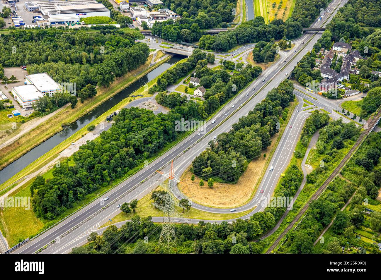 Vue aérienne, autoroute A42 Emscher, jonction Bottrop-Süd, rivière Emscher, Sud, Bottrop, région de la Ruhr, Rhénanie du Nord-Westphalie, Allemagne Banque D'Images