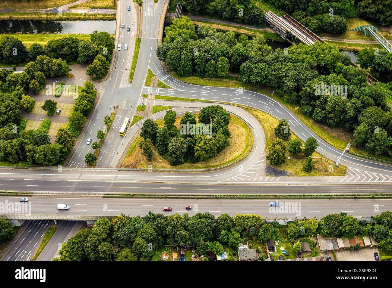 Vue aérienne, autoroute A42 Emscher, jonction Bottrop-Süd, rivière Emscher, Sud, Bottrop, région de la Ruhr, Rhénanie du Nord-Westphalie, Allemagne Banque D'Images