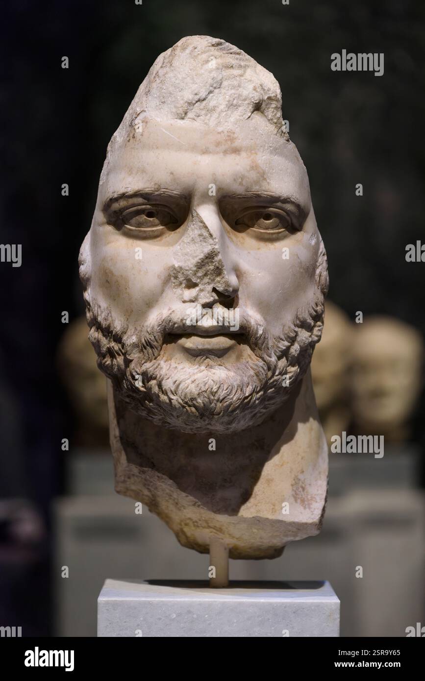 Athènes. Grèce. Portrait de l'empereur romain Hadrien. Musée archéologique national d'Athènes. Marbre thasien. Depuis Athènes, Agora. La tête est tournée Banque D'Images