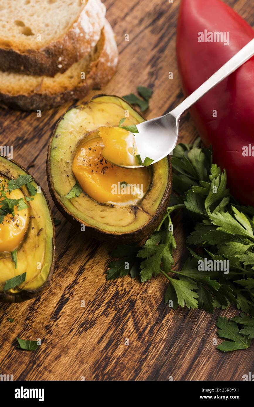 Oeufs bio faits maison cuit dans avocat avec sel et poivre Banque D'Images