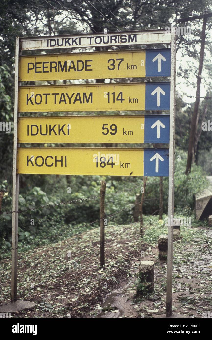 Panneau routier indiquant les distances à Periyar, Kerala, Inde, Asie Banque D'Images
