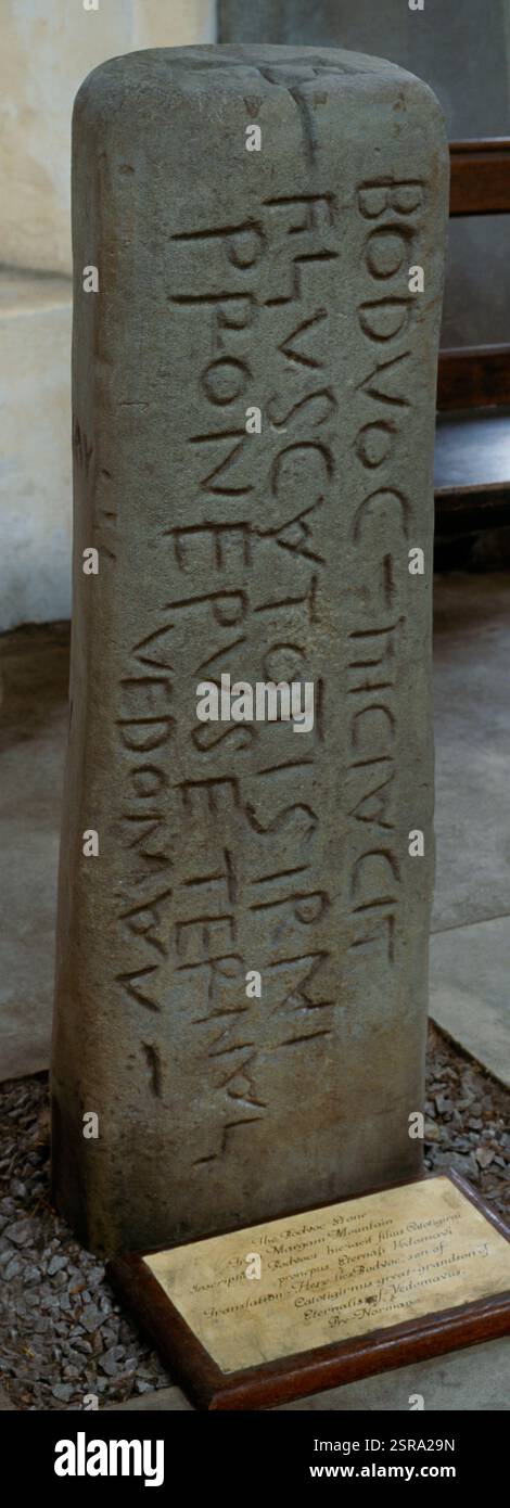 La pierre de Bodvoc (Maen y Dythyrog ou Lettered Stone) C6e pierre commémorative au Margam Stones Museum, Neath Port Talbot, pays de Galles, Royaume-Uni. Banque D'Images