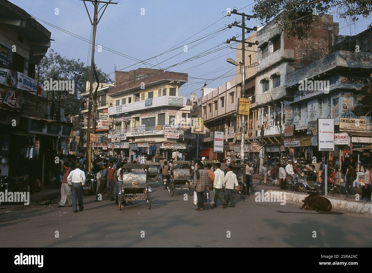 Vue sur ville surpeuplée, Varanasi, Uttar Pradesh, Inde, Asie Banque D'Images
