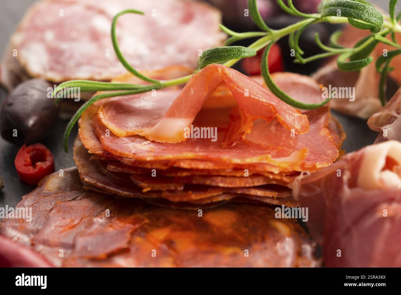Une pile de différents embutido espagnols, jamon, chorizo et lomo embuchado Banque D'Images