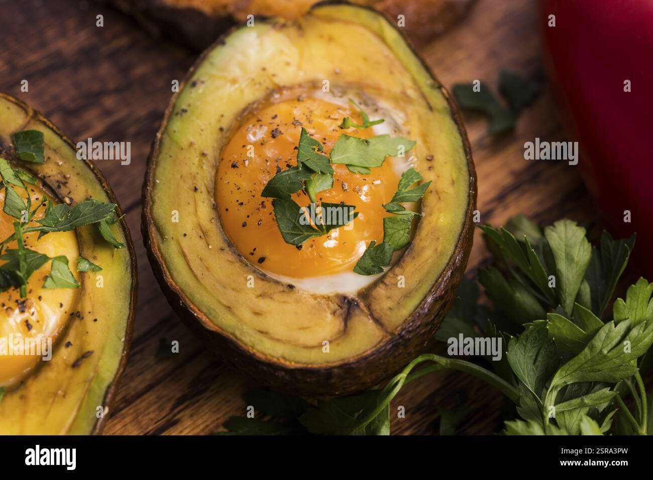 Oeufs bio faits maison cuit dans avocat avec sel et poivre Banque D'Images