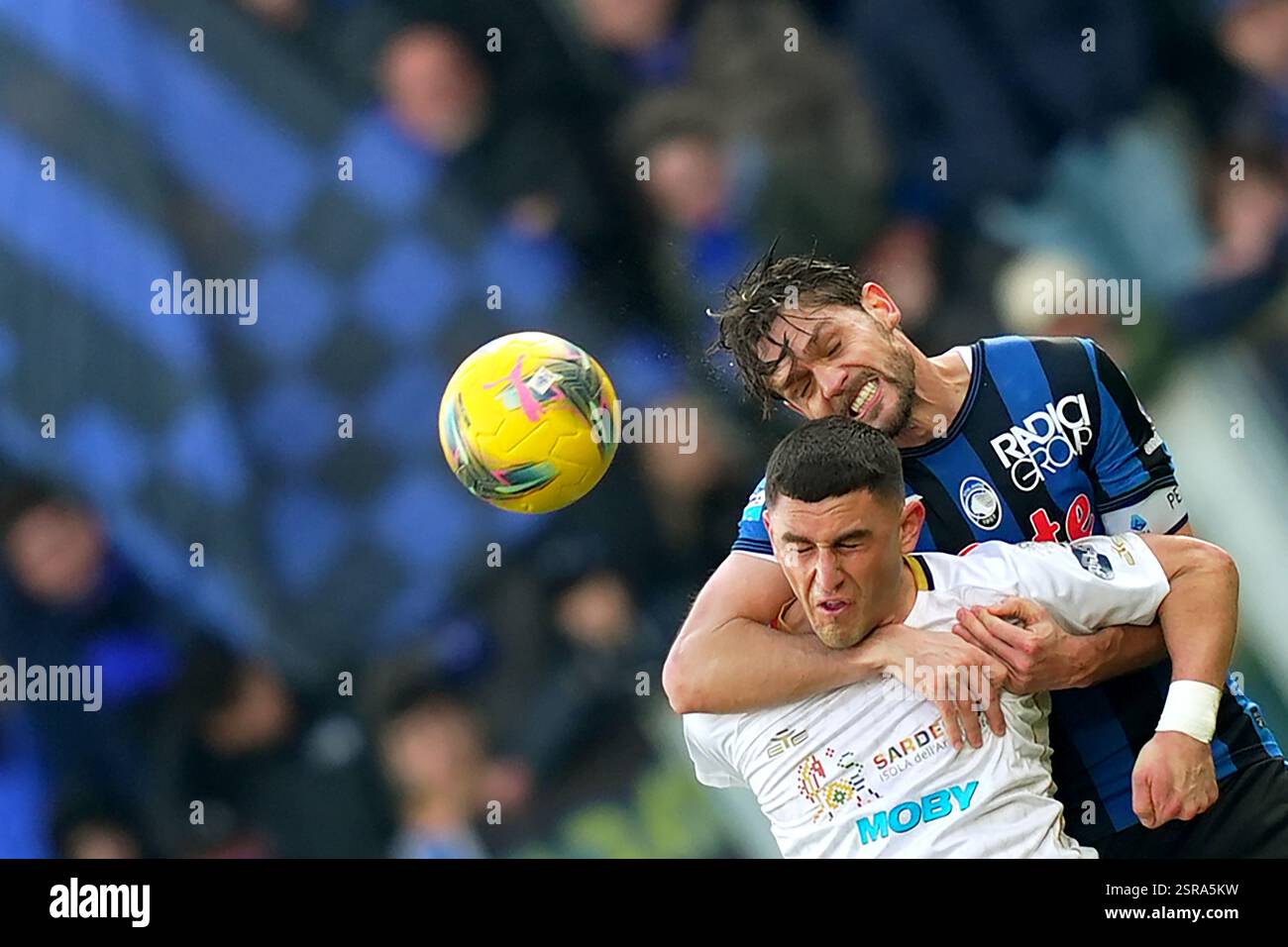 Bergame, Italie. 15 février 2025. Rafael Toloi d'Atalanta se bat pour le ballon avec Roberto Piccoli de Cagliari lors du match de Serie A entre Atalanta et Cagliari au stade Gewiss de Bergame, Italie du Nord -, samedi 15 février 2025 . Sport - Soccer . (Photo de Spada/LaPresse) crédit : LaPresse/Alamy Live News Banque D'Images