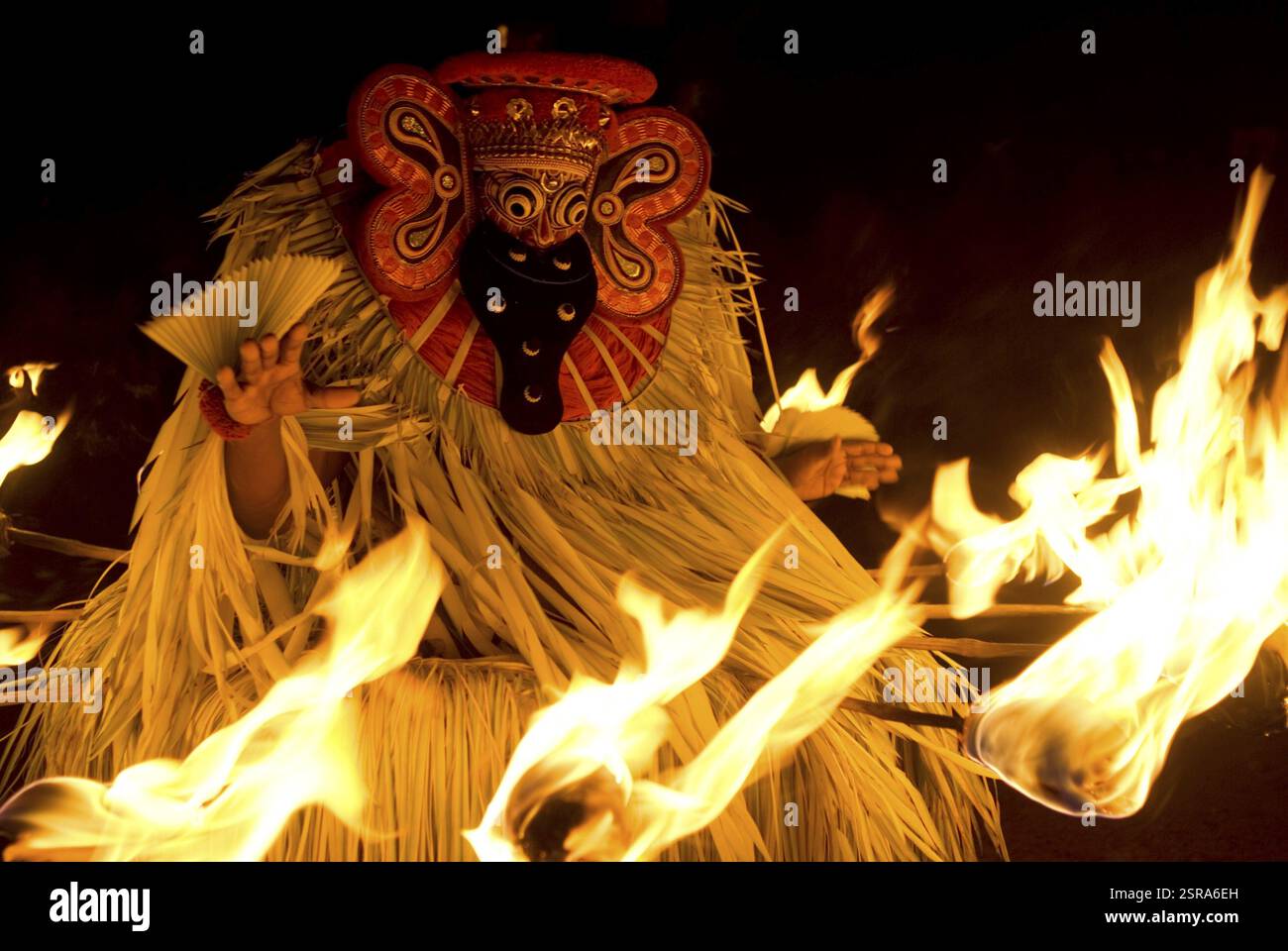 Theyyam Fire danse forme d'art ritualiste, Kerala, Inde MR#744 Banque D'Images