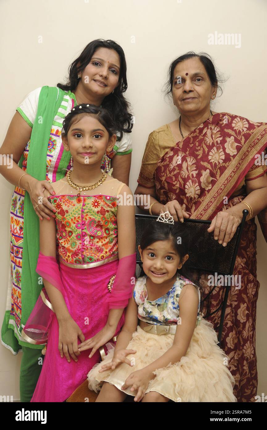 Deux petites sœurs avec mère et grand-mère, MR#736K, MR#736L, MR#736LA, MR#364 Banque D'Images