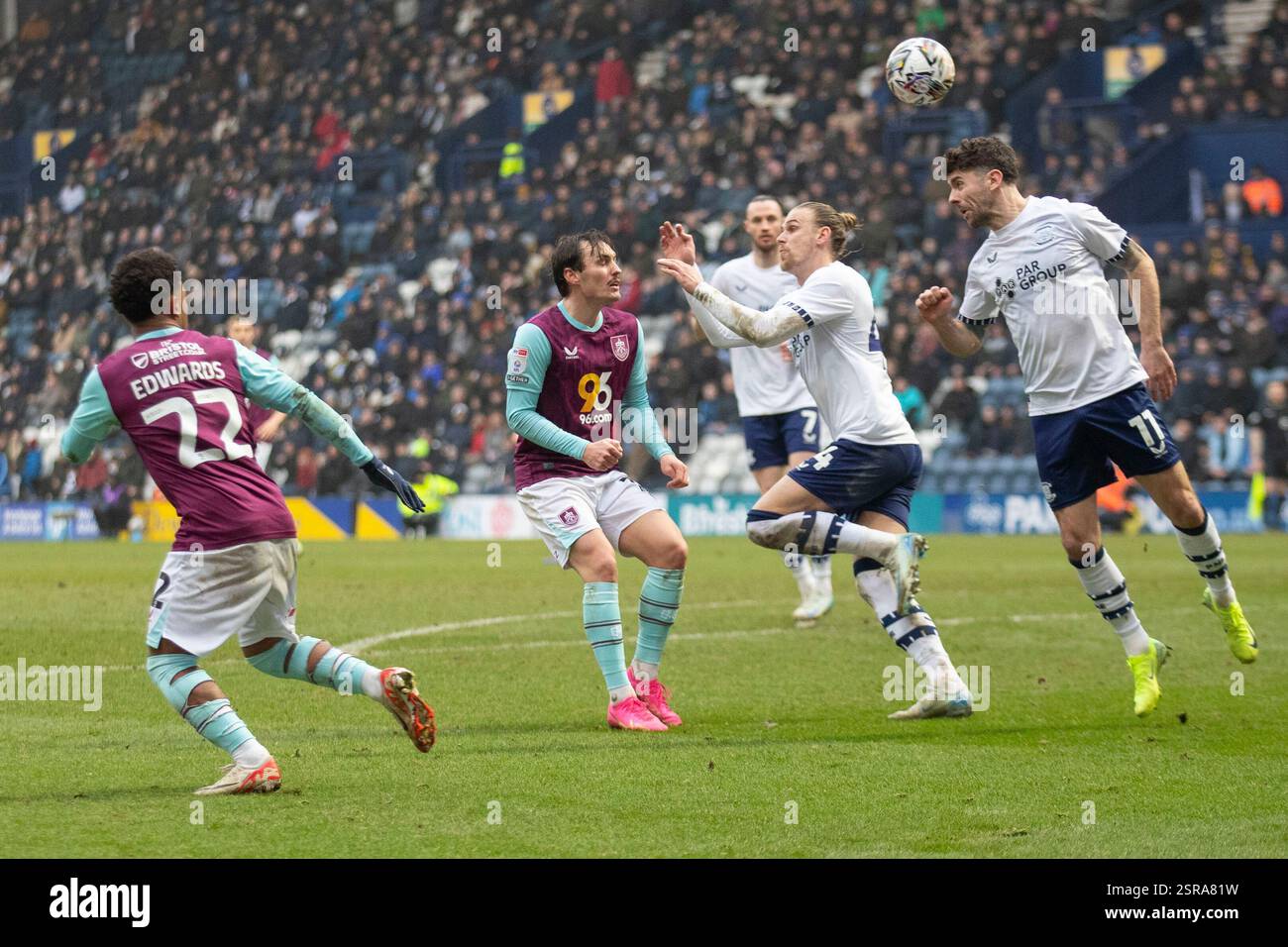 Mads Frokjaer-Jensen #10 de Preston North End F.C.nettoie la zone lors du match du Sky Bet Championship entre Preston North End et Burnley à Deepdale, Preston le samedi 15 février 2025. (Photo : Mike Morese | mi News) crédit : MI News & Sport /Alamy Live News Banque D'Images