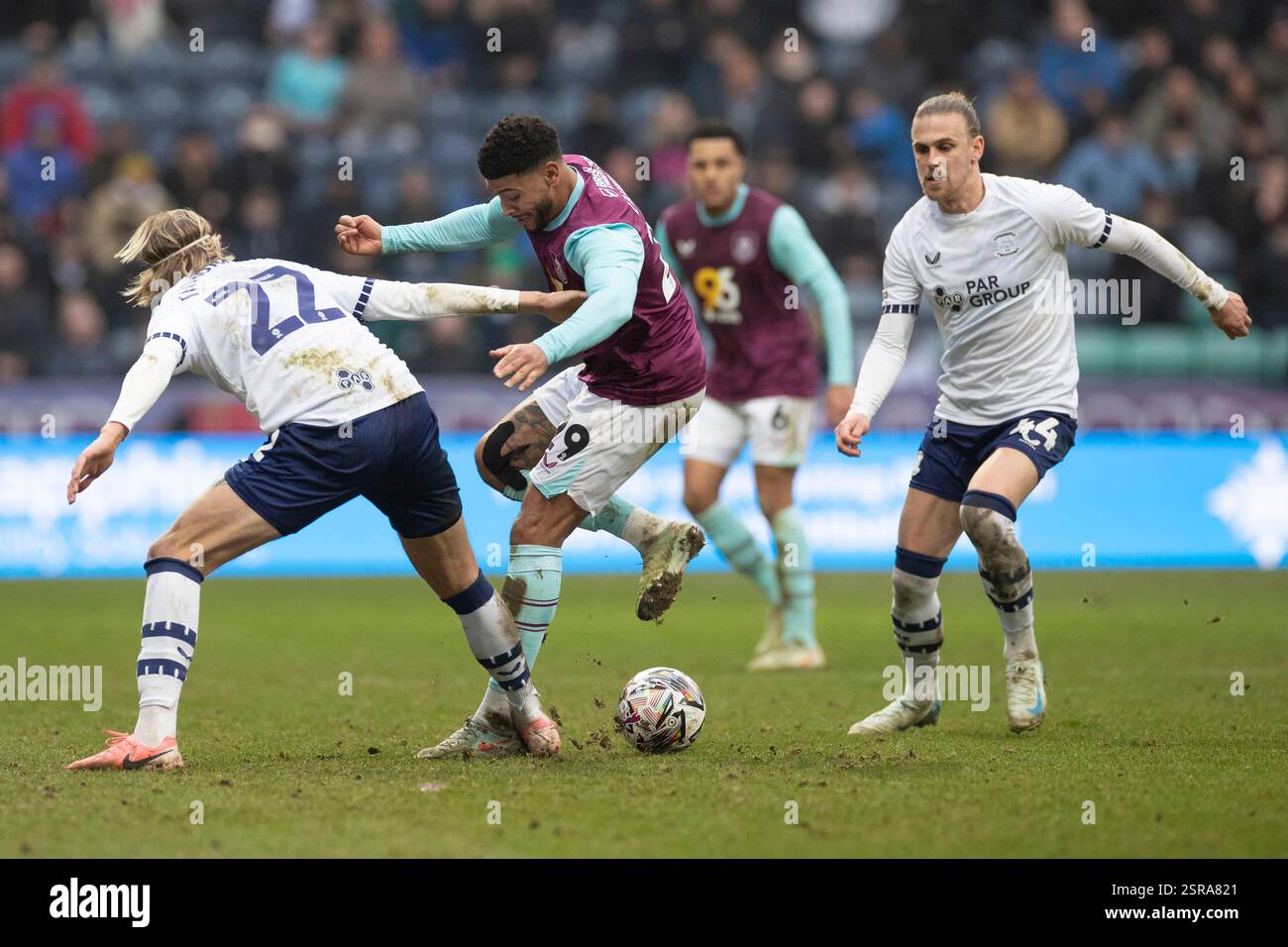 Josh Laurent #29 de Burnley FC attaqué par Stefan Teitur Thordarson #22 de Preston North End FC lors du Sky Bet Championship match entre Preston North End et Burnley à Deepdale, Preston le samedi 15 février 2025. (Photo : Mike Morese | mi News) crédit : MI News & Sport /Alamy Live News Banque D'Images