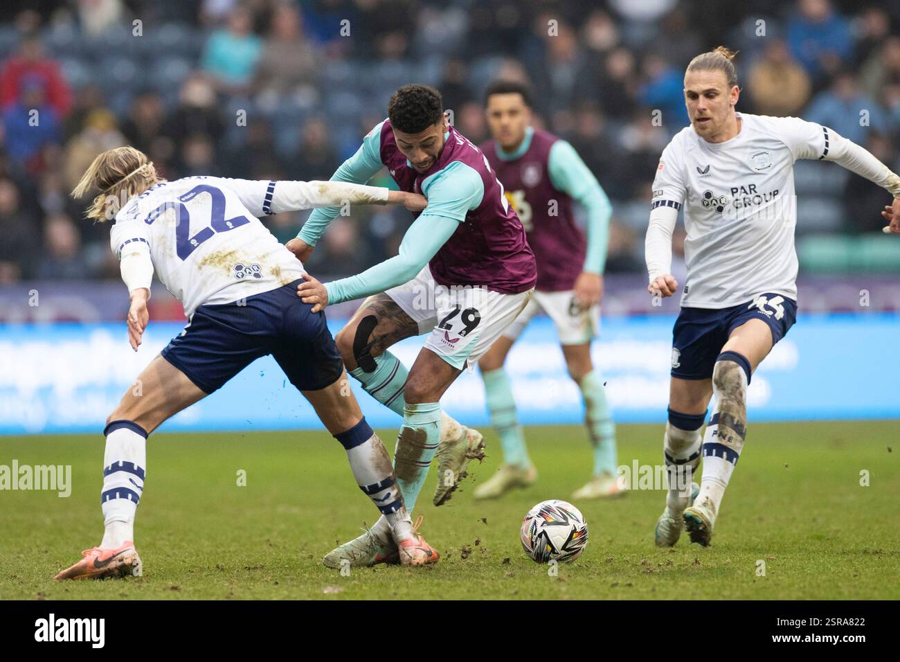 Josh Laurent #29 de Burnley FC attaqué par Stefan Teitur Thordarson #22 de Preston North End FC lors du Sky Bet Championship match entre Preston North End et Burnley à Deepdale, Preston le samedi 15 février 2025. (Photo : Mike Morese | mi News) crédit : MI News & Sport /Alamy Live News Banque D'Images