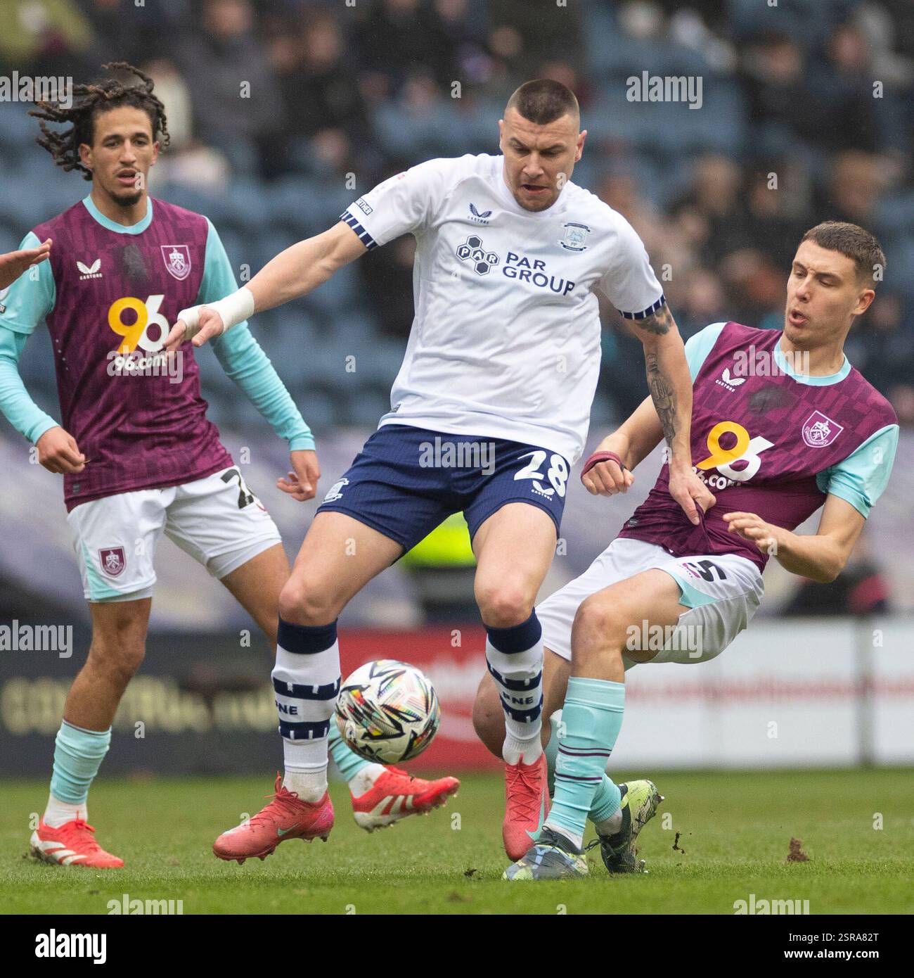 Milutin Osmajic #28 de Preston North End F.C.challenged par Maxime Esteve #5 de Burnley FC lors du Sky Bet Championship match entre Preston North End et Burnley à Deepdale, Preston le samedi 15 février 2025. (Photo : Mike Morese | mi News) crédit : MI News & Sport /Alamy Live News Banque D'Images