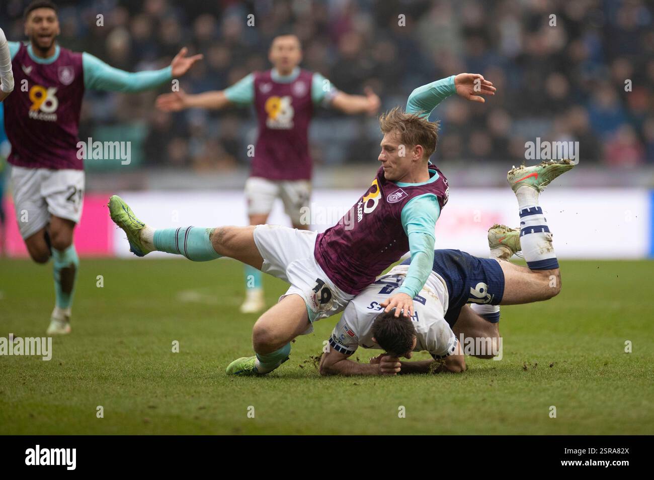 Zian Flemming #19 de Burnley FC est faussé par Andrew Hughes #16 de Preston North End FC lors du Sky Bet Championship match entre Preston North End et Burnley à Deepdale, Preston le samedi 15 février 2025. (Photo : Mike Morese | mi News) crédit : MI News & Sport /Alamy Live News Banque D'Images