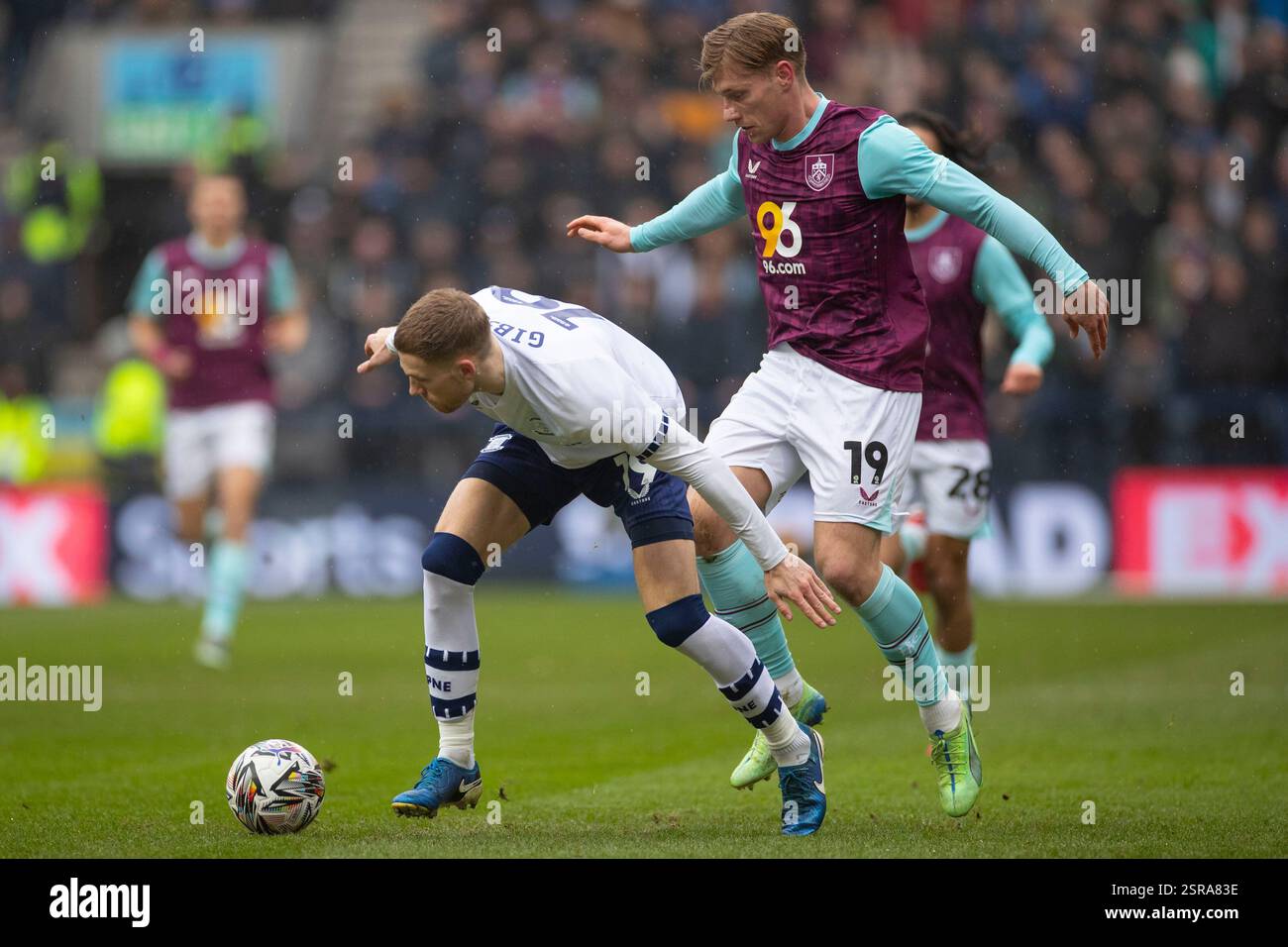 Lewis Gibson #19 de Preston North End F.C. défié par Zian Flemming #19 de Burnley FC lors du Sky Bet Championship match entre Preston North End et Burnley à Deepdale, Preston le samedi 15 février 2025. (Photo : Mike Morese | mi News) crédit : MI News & Sport /Alamy Live News Banque D'Images