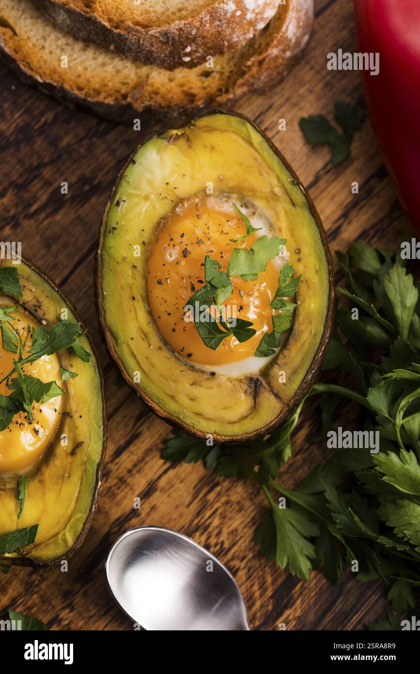 Oeufs bio faits maison cuit dans avocat avec sel et poivre Banque D'Images