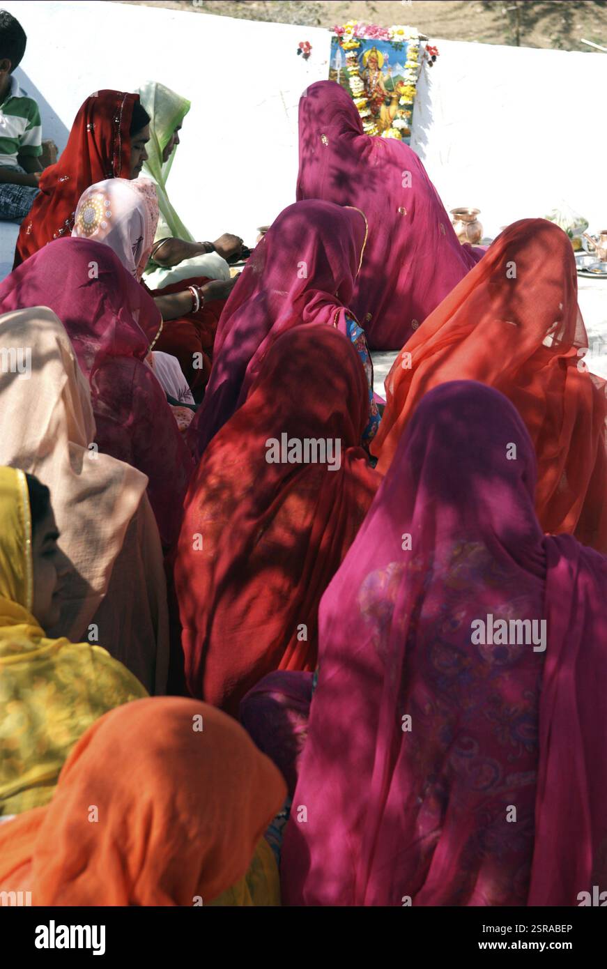 Rajasthani dames en voile pendant la réunion de prière, Rajasthan, Inde, Asie Banque D'Images